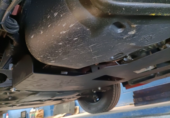 Kryt pod katalyzator/cat lock Nissan Interstar